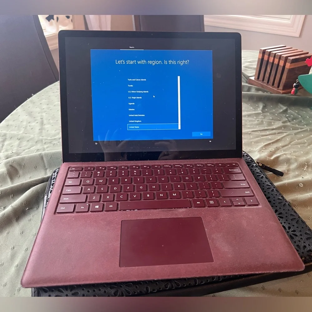 Microsoft Surface Laptop i5 8GB 256GB - Burgundy + mouse and case